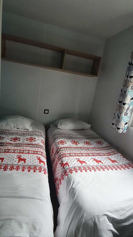Postel nebo postele na pokoji v ubytování Camping L'Enclave mobil-home
