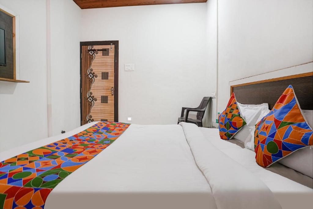 Postel nebo postele na pokoji v ubytování FabExpress Sai Lodging I - Nr Nashik Railway Station
