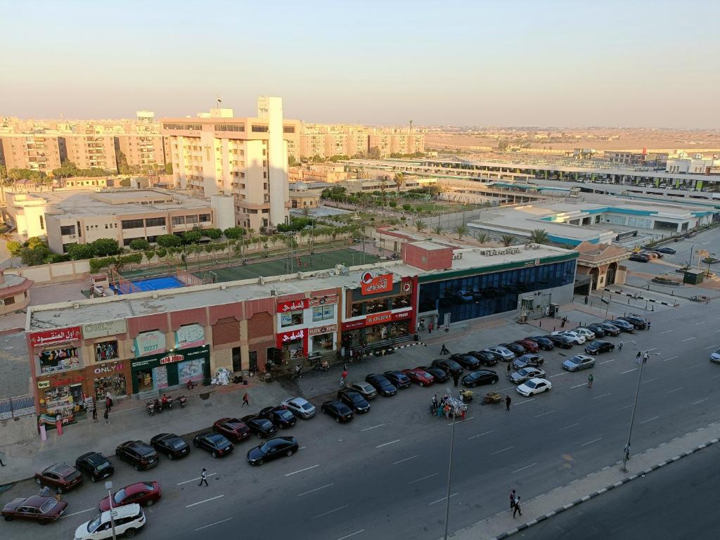 een stad met auto's geparkeerd op een parkeerplaats bij القاهرة مدينة نصر in Caïro