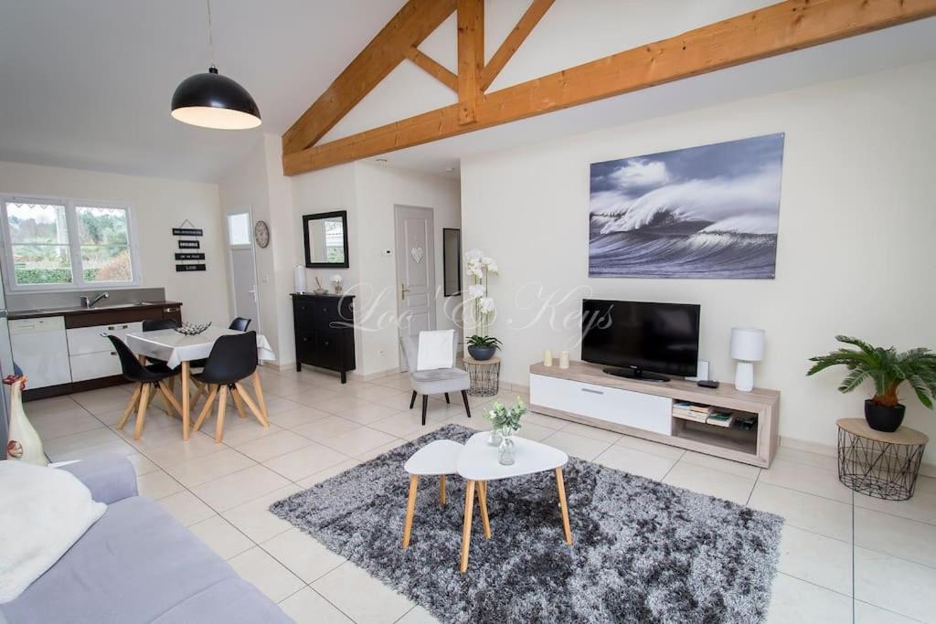 un salon avec un canapé et une table dans l'établissement Ravissante Maison Cosy 4* Biscarrosse proche Lac, à Biscarrosse