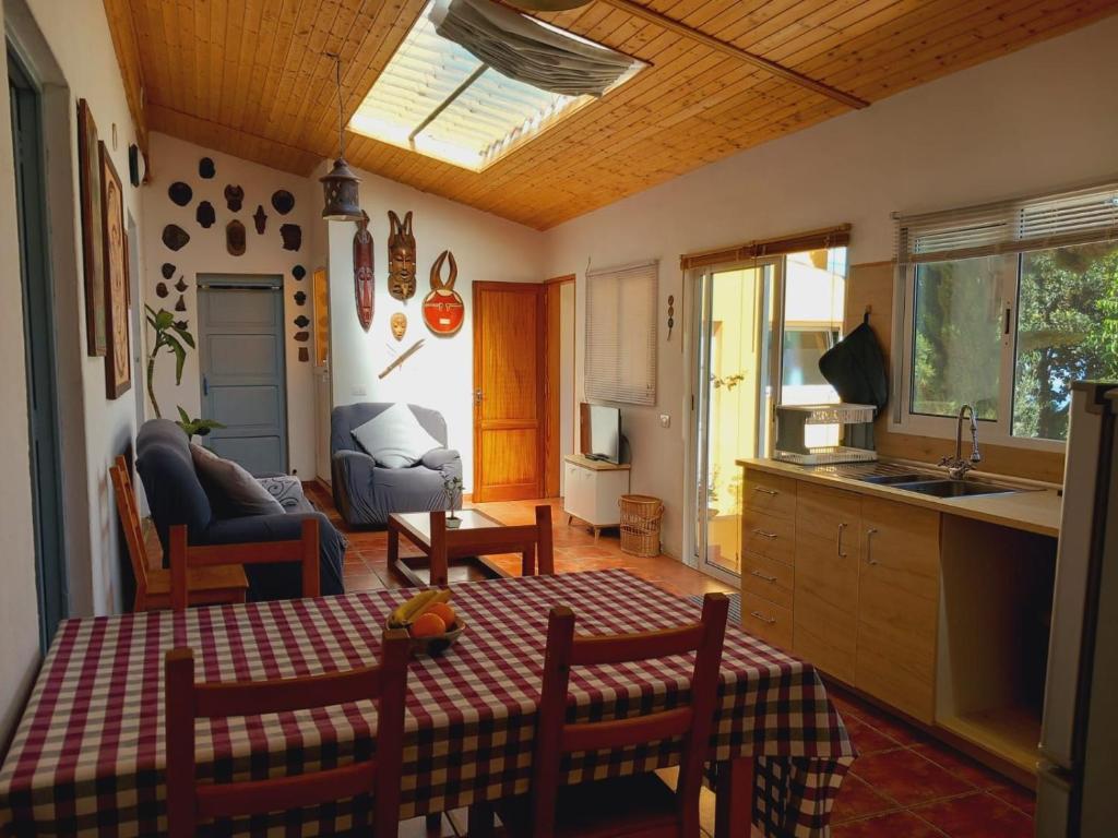 uma sala de estar com uma mesa e uma cozinha em Casa Abora puro arte em Breña Alta