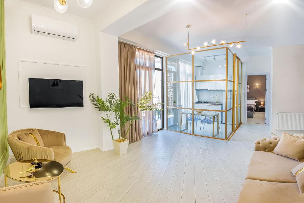 Una sala de estar con un sofá y un televisor. en HB apartments Chikovani, en Tiflis