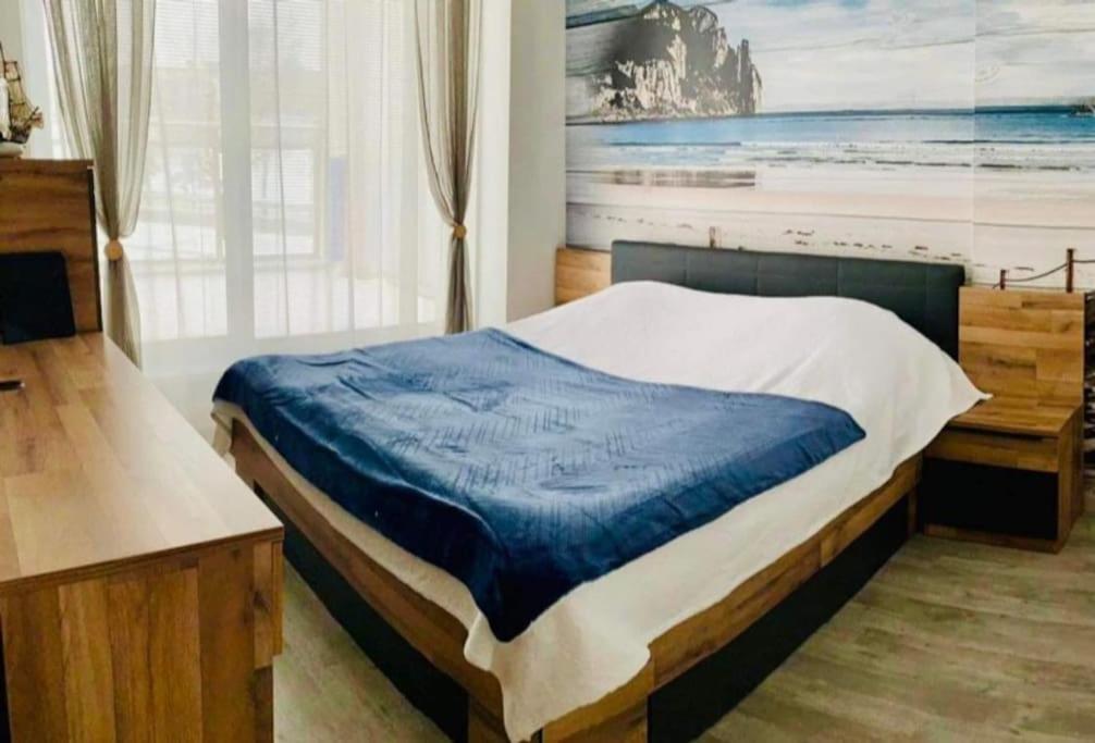 um quarto com uma cama com um cobertor azul em Euphoria/luxurious accomodation em Košice