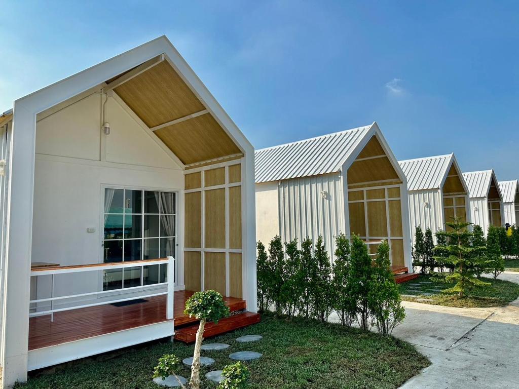 une rangée de logements modulaires dans une rangée dans l'établissement The Nack Resort & Pool Villa บางบัวทอง, à Nonthaburi