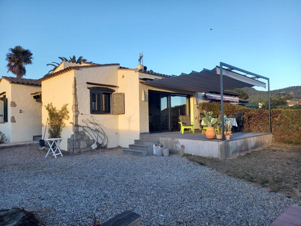 een klein huis met een veranda en een patio bij Las Palmeres 6 in Torroella de Montgrí