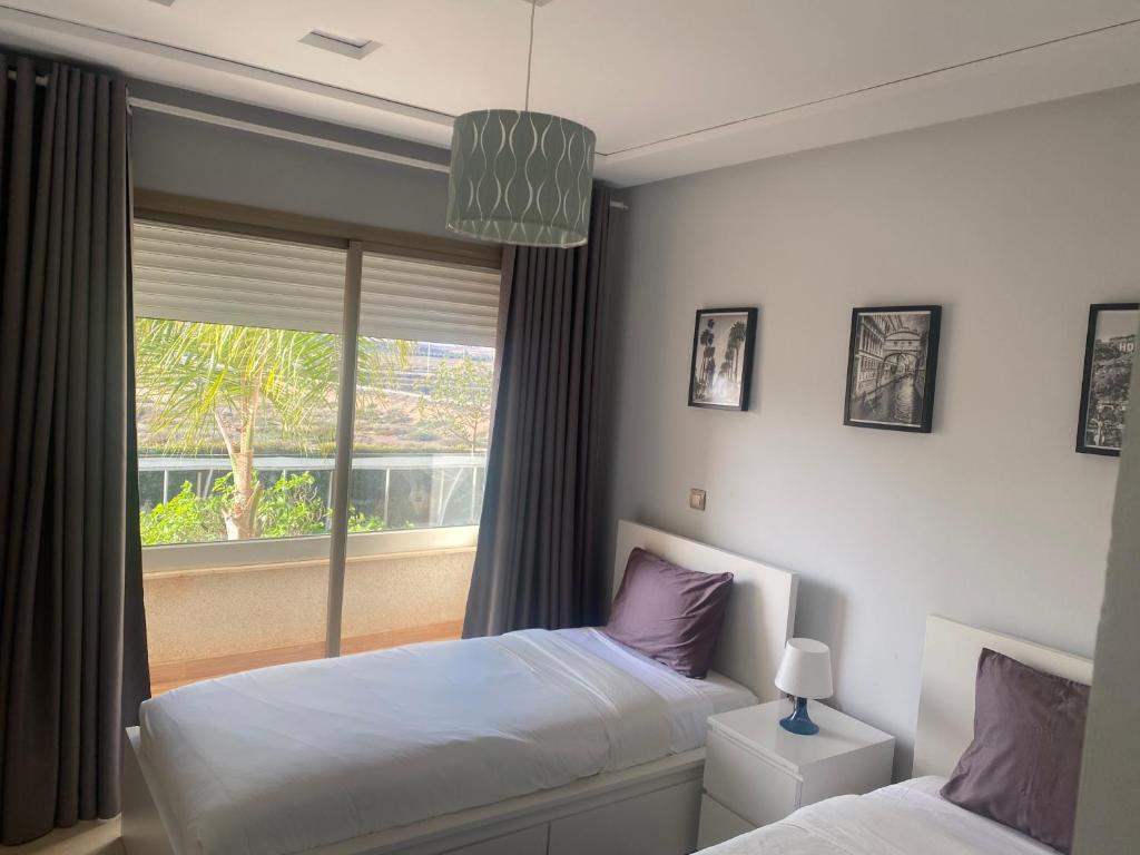 Postel nebo postele na pokoji v ubytování Appartement de LUXE Marina SAIDIA avec vue sur PISCINE Résidence TAMARIS