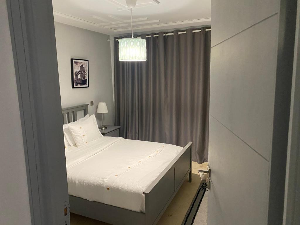 Postel nebo postele na pokoji v ubytování Appartement de LUXE Marina SAIDIA avec vue sur PISCINE Résidence TAMARIS