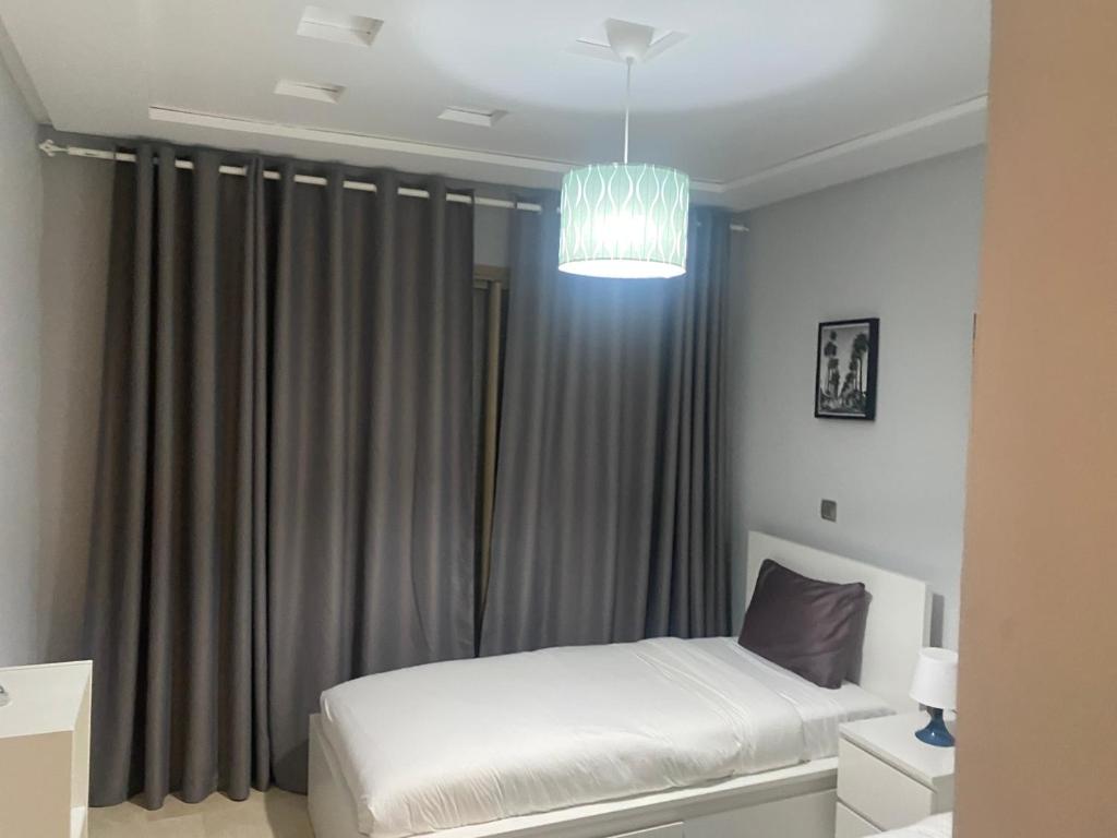Postel nebo postele na pokoji v ubytování Appartement de LUXE Marina SAIDIA avec vue sur PISCINE Résidence TAMARIS