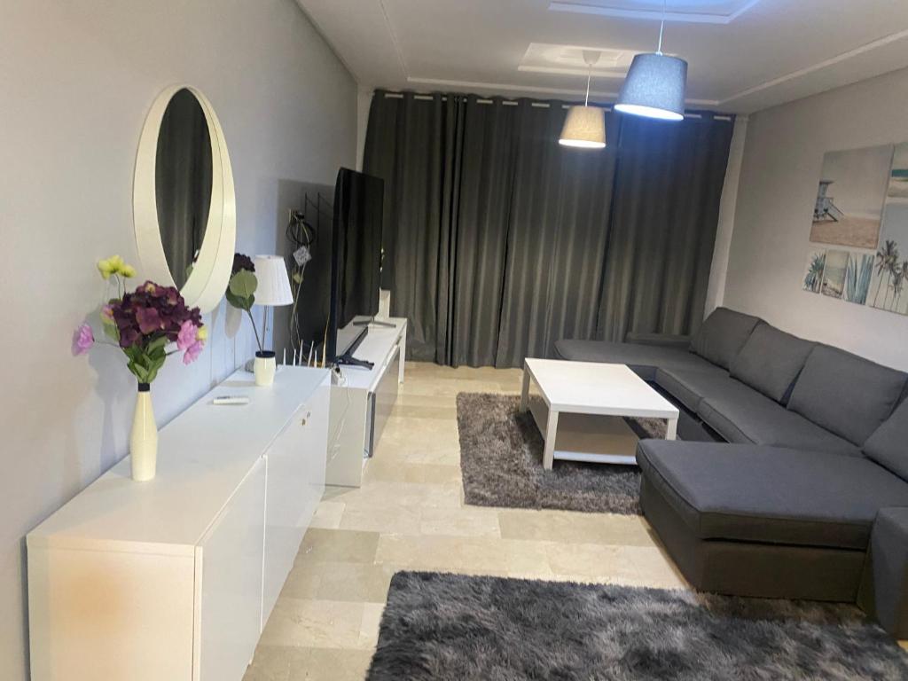 Posezení v ubytování Appartement de LUXE Marina SAIDIA avec vue sur PISCINE Résidence TAMARIS