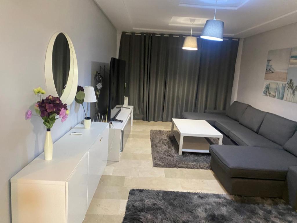 Posezení v ubytování Appartement de LUXE Marina SAIDIA avec vue sur PISCINE Résidence TAMARIS