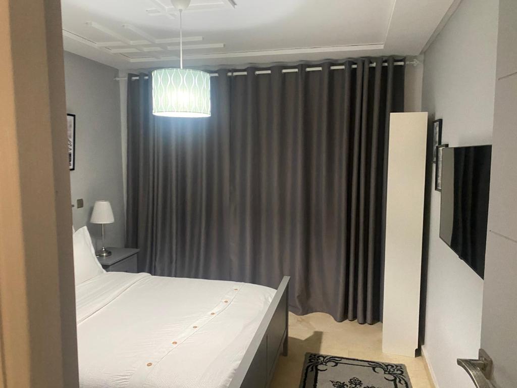 Postel nebo postele na pokoji v ubytování Appartement de LUXE Marina SAIDIA avec vue sur PISCINE Résidence TAMARIS
