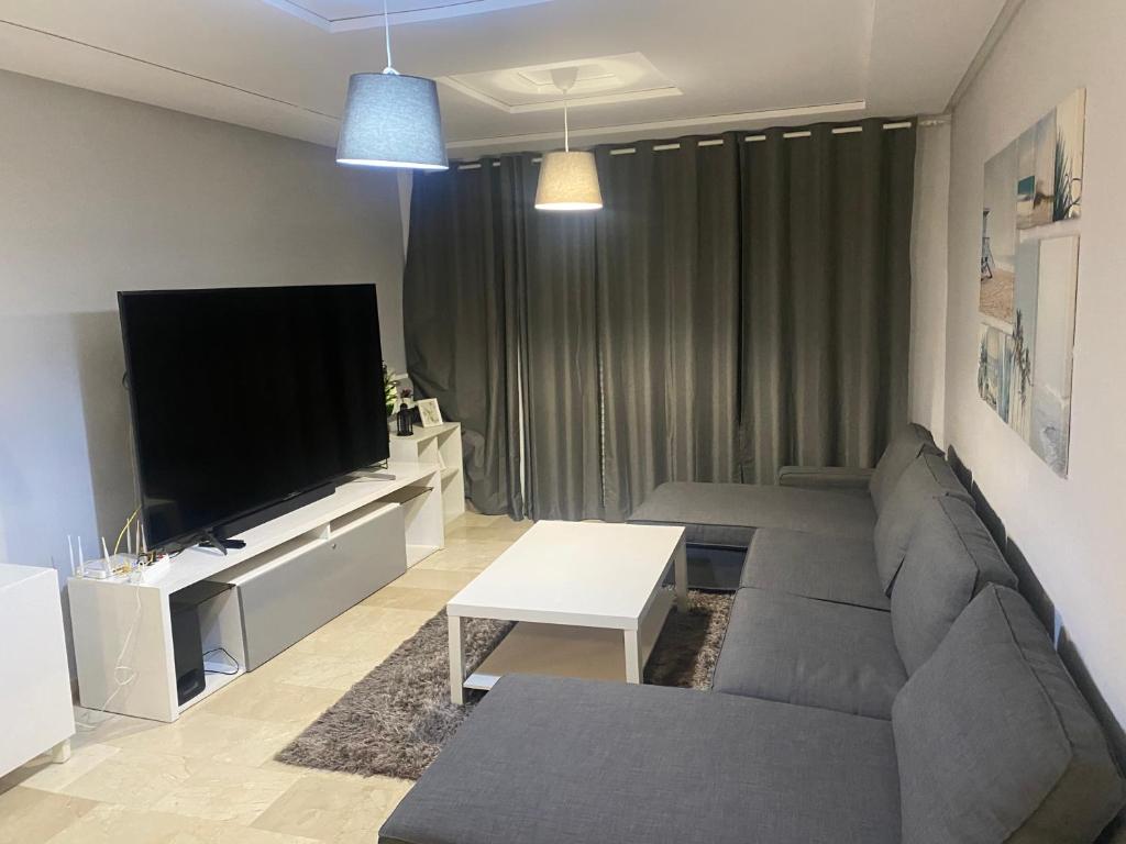 TV a/nebo společenská místnost v ubytování Appartement de LUXE Marina SAIDIA avec vue sur PISCINE Résidence TAMARIS