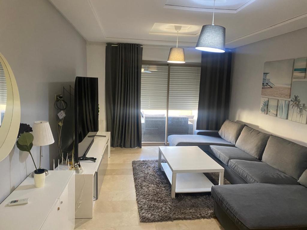 TV a/nebo společenská místnost v ubytování Appartement de LUXE Marina SAIDIA avec vue sur PISCINE Résidence TAMARIS