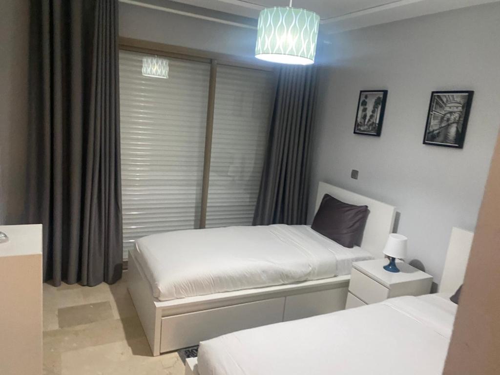 Postel nebo postele na pokoji v ubytování Appartement de LUXE Marina SAIDIA avec vue sur PISCINE Résidence TAMARIS