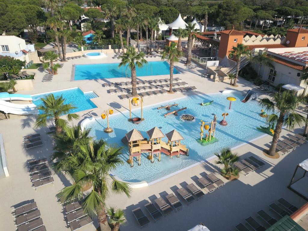 an overhead view of a swimming pool at a resort at Camping Le Calypso 5 étoiles in Torreilles