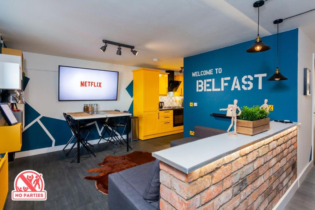 uma cozinha e sala de jantar com paredes amarelas e azuis em Funky City Apartment - Secure Parking - WiFi - Sleeps 6 - No Parties em Belfast