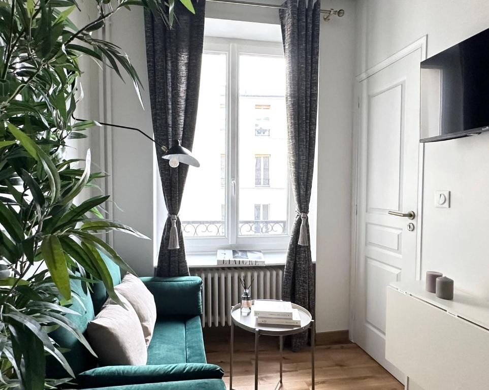 salon z zielonym krzesłem i stołem w obiekcie 1587 - Cosy apartment in Paris Olympic Games 2024 w Paryżu