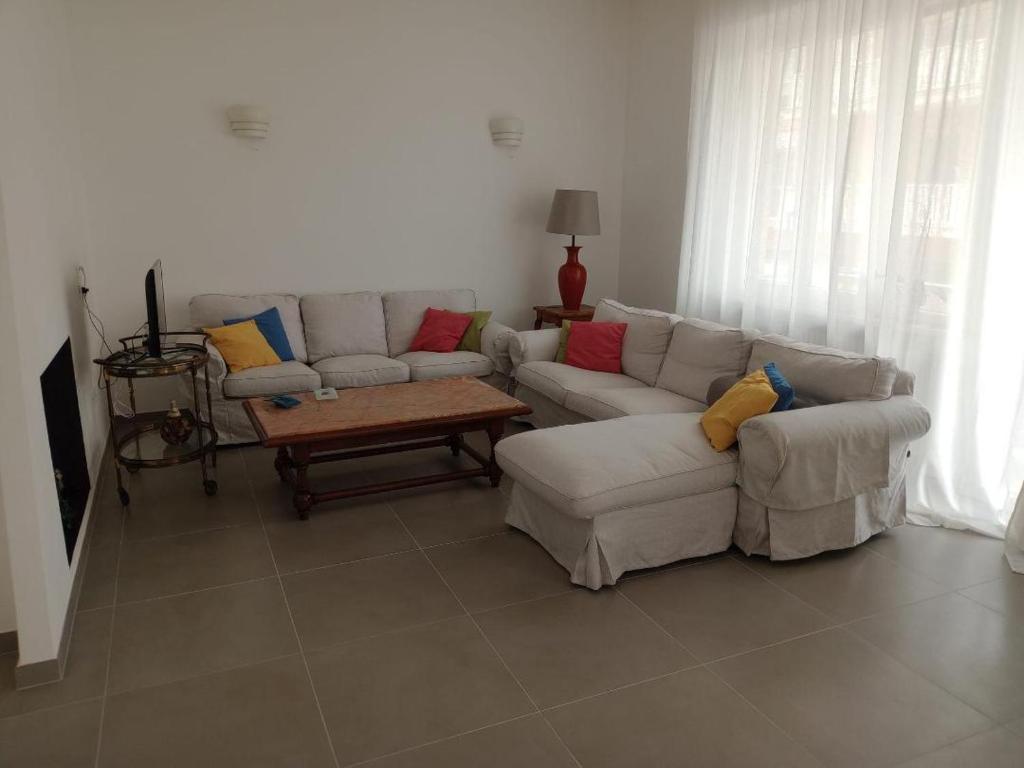 sala de estar con sofá y mesa de centro en CASA LEDA, en Pescara