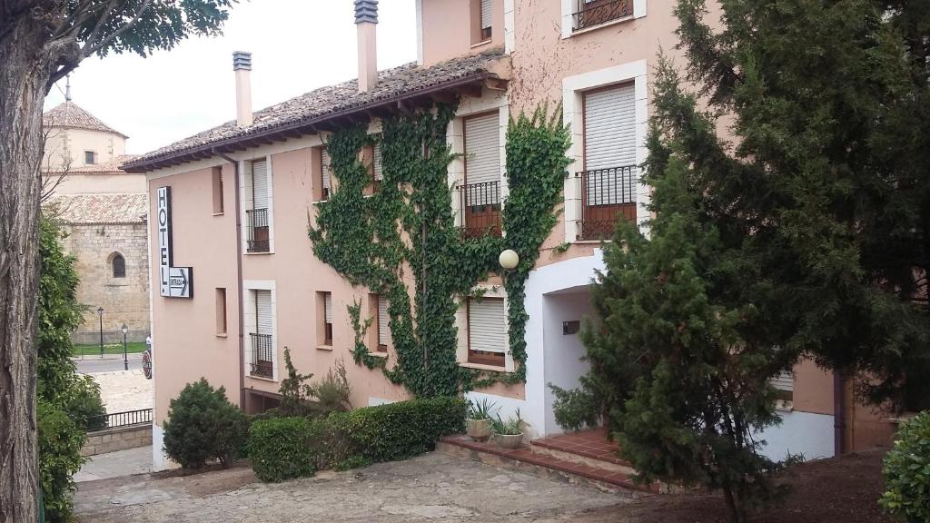 a building with ivy on the side of it at Hotel San Francisco in Molina de Aragón
