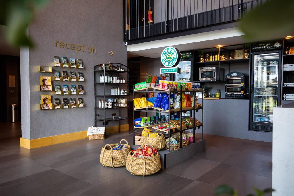 Supermarket nebo jiné obchody v  hotelu nebo okolí