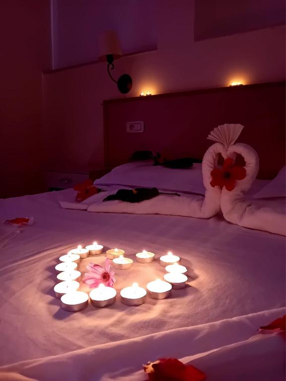 Postel nebo postele na pokoji v ubytování Hôtel Romane