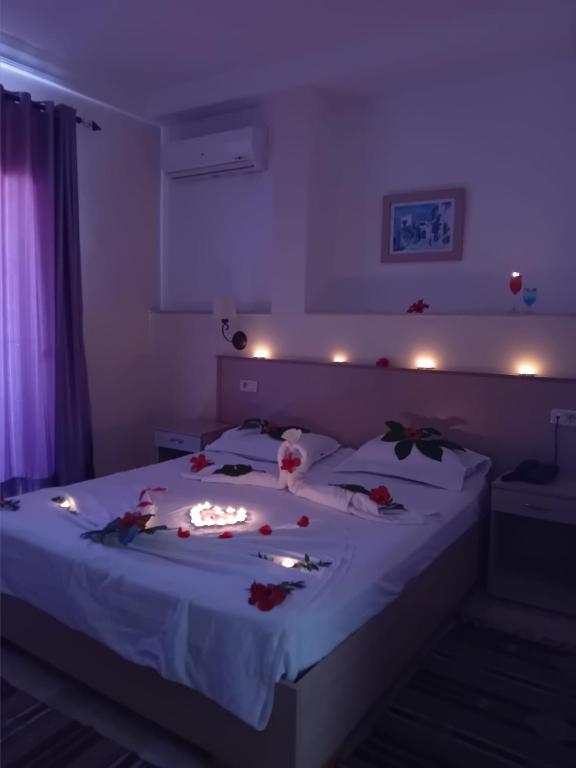 Postel nebo postele na pokoji v ubytování Hôtel Romane