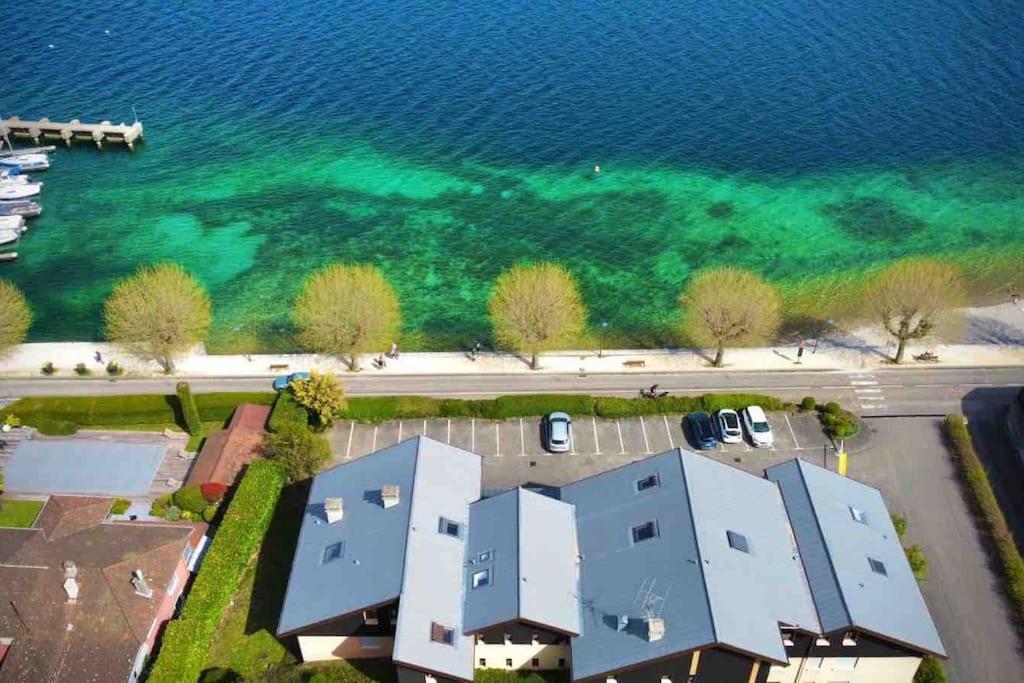 een luchtzicht op een huis naast de oceaan bij Rooftop pieds dans l’eau, terrasse, parking sécu in Le Bourget-du-Lac