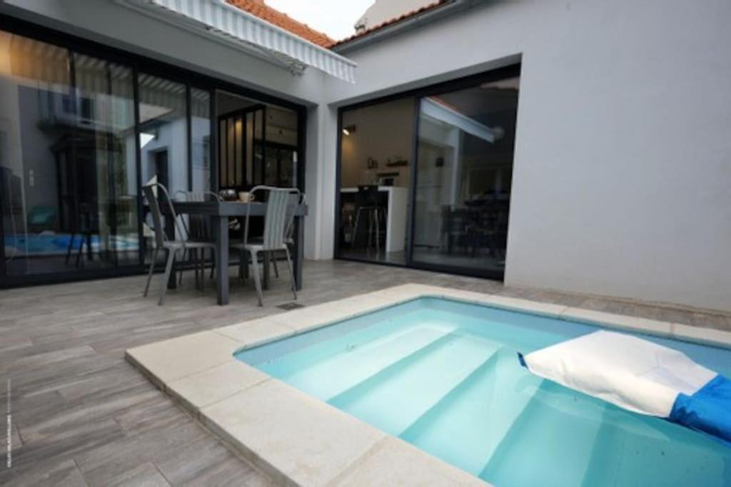 une piscine devant une maison dans l'établissement Villa Maurice avec piscine centre La Rochelle, à La Rochelle