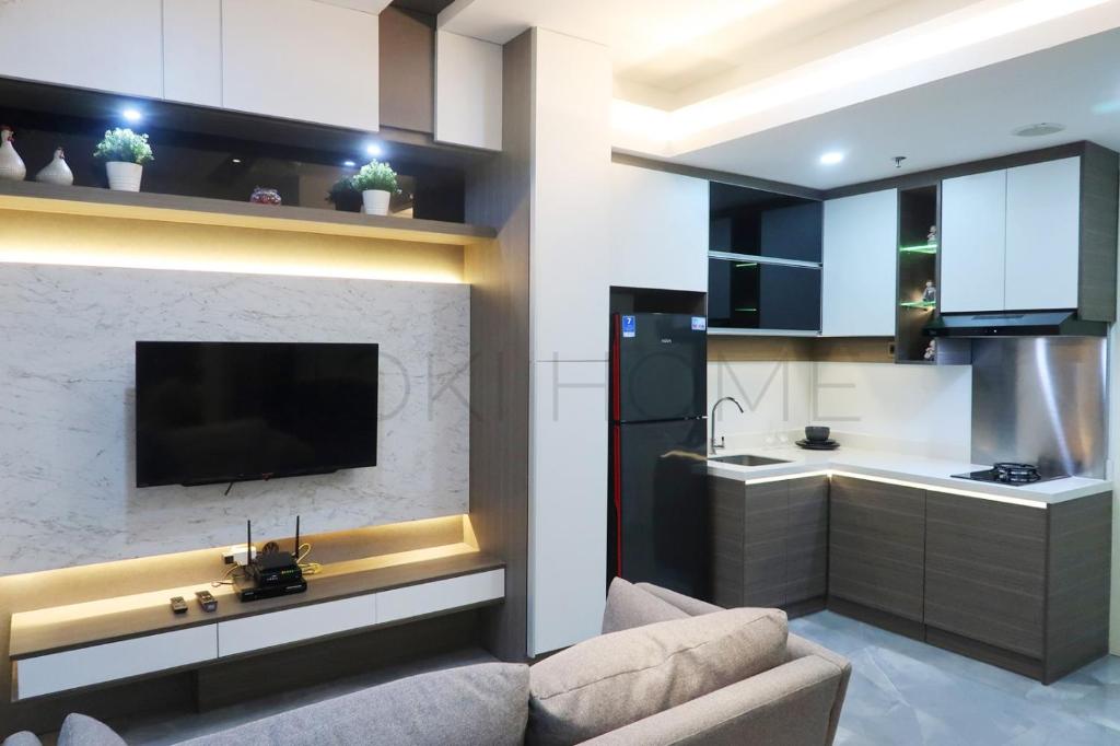 A television and/or entertainment centre at Apartement M-Town Dakota 2 BR by HokiHome