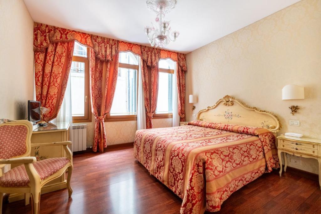 - une chambre avec un lit et 2 fenêtres dans l'établissement Locanda Al Leon, à Venise