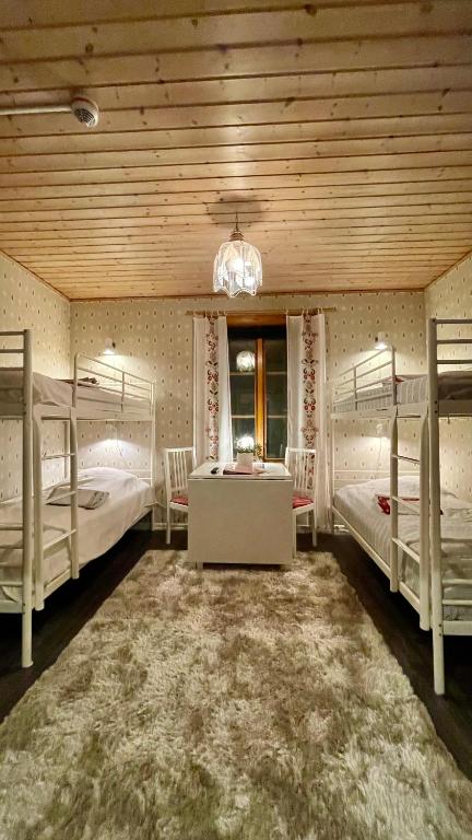 Prinsgården B&B rum stugor - Vierpersoonskamer Met Gedeelde Badkamer