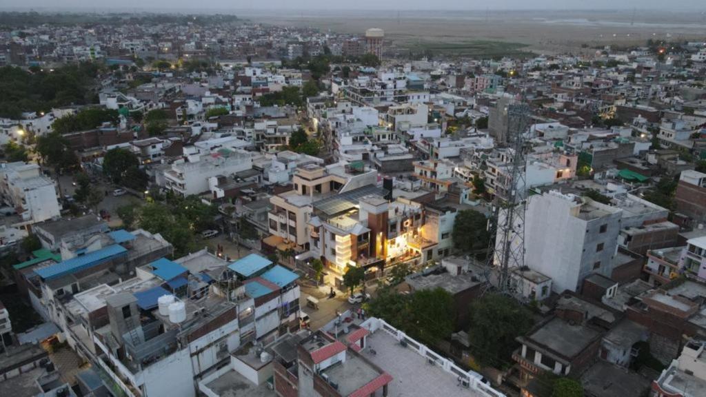 een uitzicht over de stad 's nachts bij HOTEL KALPAVRIKSH PRAYAGRAJ in Prayagraj