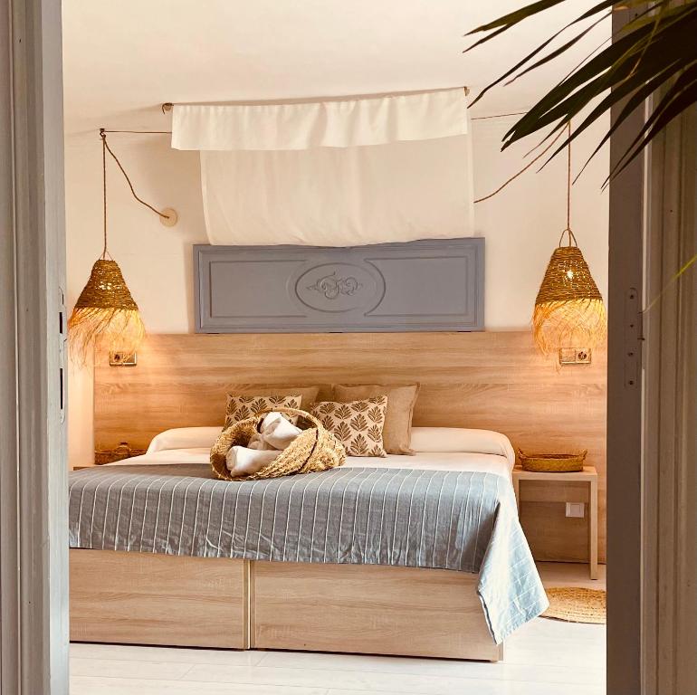 Schlafzimmer mit einem Bett und einem TV an der Wand in der Unterkunft Casal d'Artà by Baudot 1926 - Adults Only in Artá
