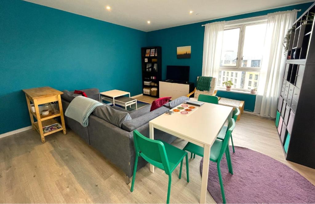 - un salon avec un canapé et une table dans l'établissement City Views from modern apartment, à Bristol