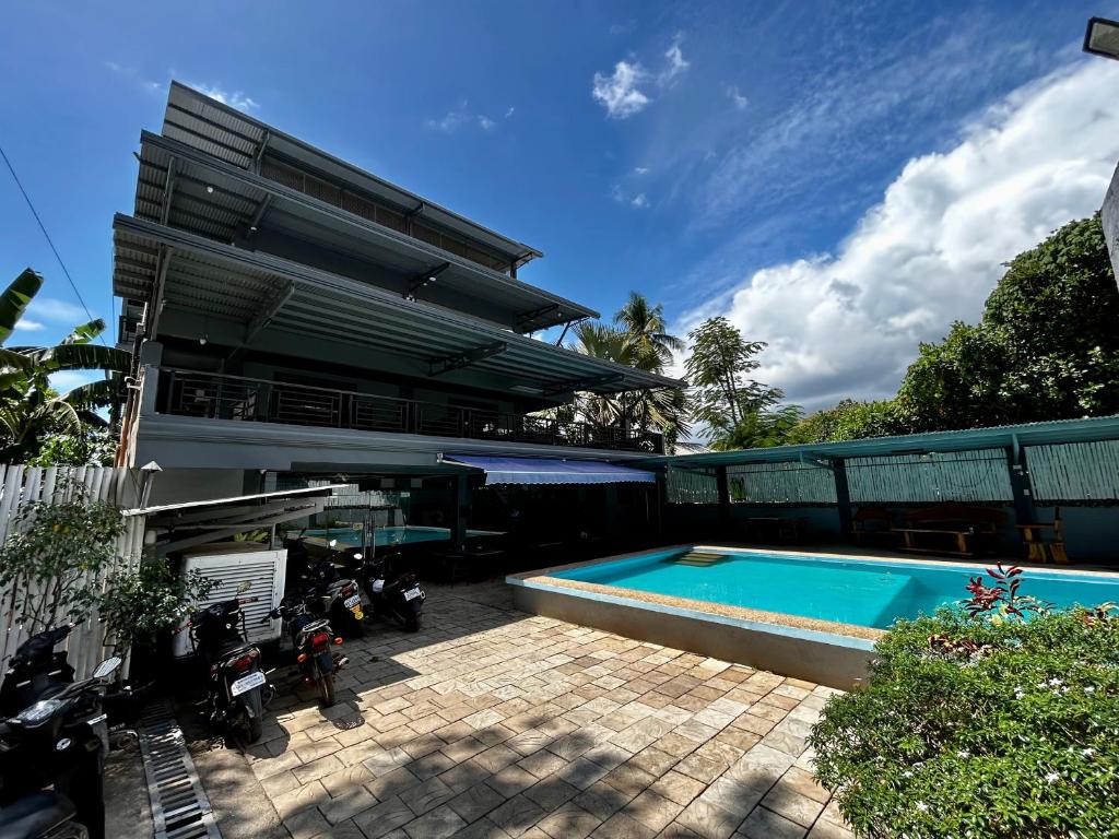 - une piscine en face d'une maison dans l'établissement Lucky Tito Coron Dive Resort, à Coron