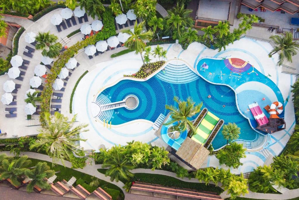 una vista aérea de una piscina en un complejo en Courtyard by Marriott Phuket, Patong Beach Resort, en Patong Beach