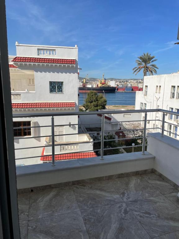 a balcony with a view of the water at Appartement de luxe, Résidence les 5 étoiles, Bizerte in Zarzouna