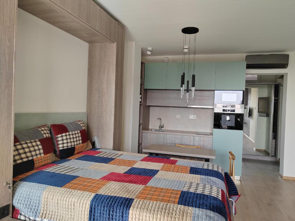 1 dormitorio con 1 cama colorida y cocina en Luxurious Intimacy Hideaway - Self Check in, en Ereván