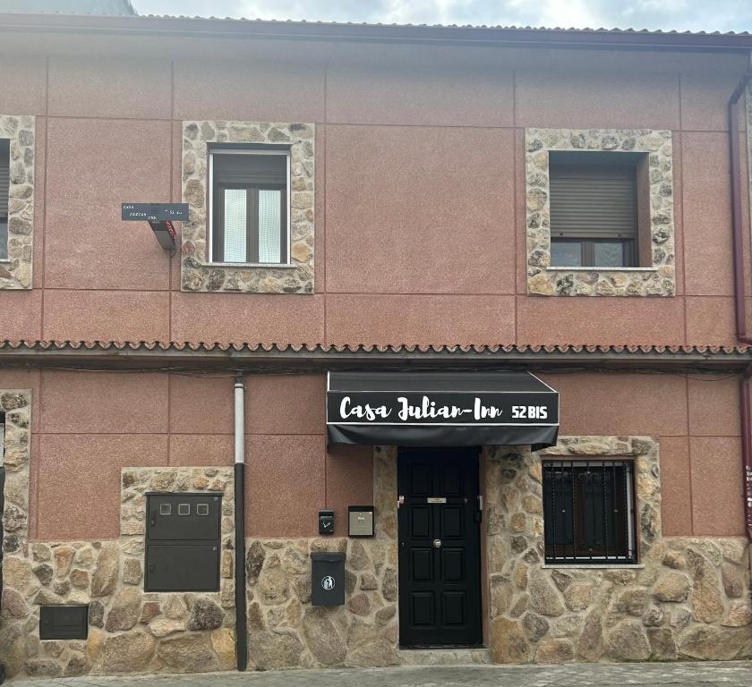 ein Gebäude mit einem Schild auf der Vorderseite in der Unterkunft casa julian-inn in Madrid