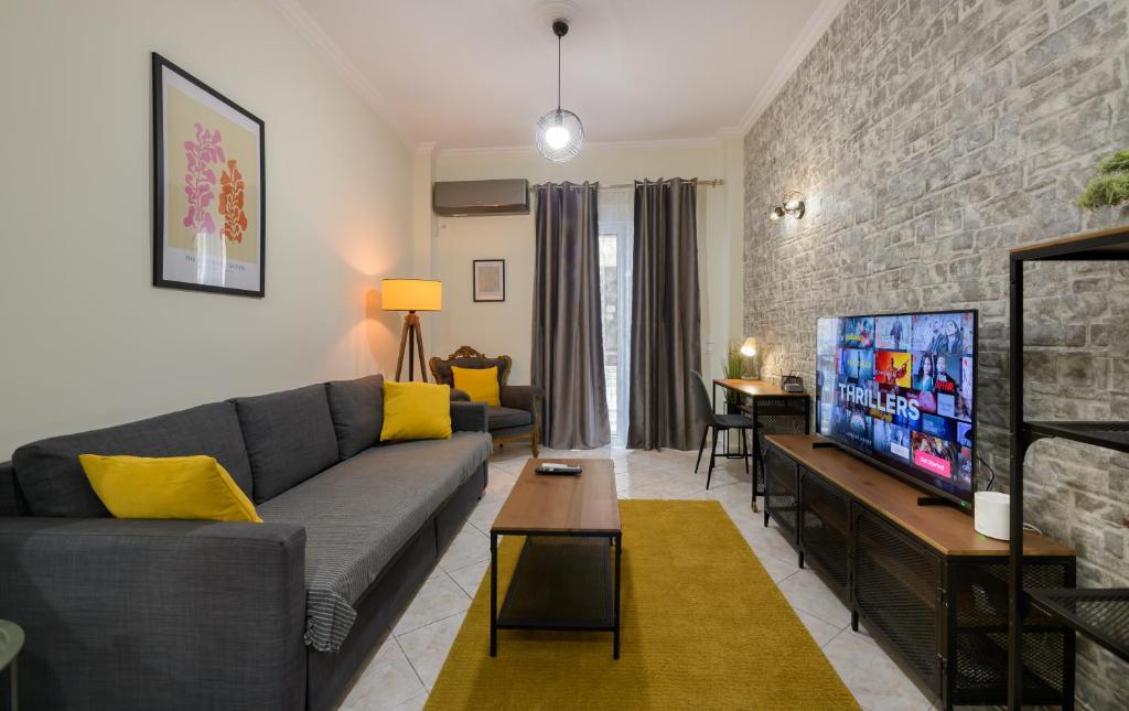 un soggiorno con divano e TV di 1-Bedroom Oasis in Kallithea ad Atene