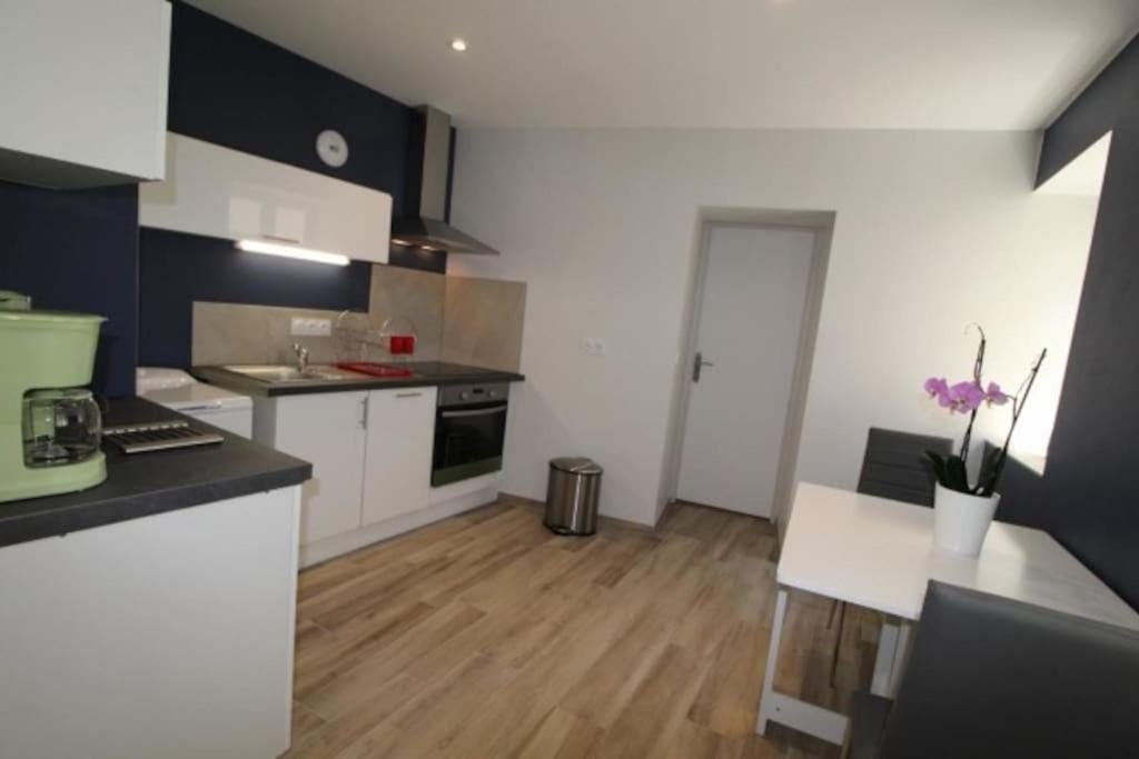 Η κουζίνα ή μικρή κουζίνα στο Petit appartement confortable