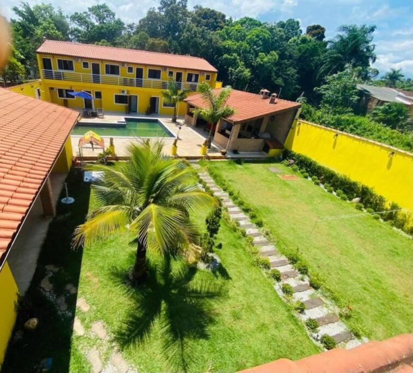 eine Luftaufnahme eines Hauses mit Garten in der Unterkunft Casa Jardim in Itanhaém