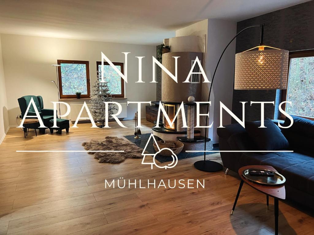 una sala de estar con una señal que lee nina apartmentation en Nina Apartments en Mühlhausen
