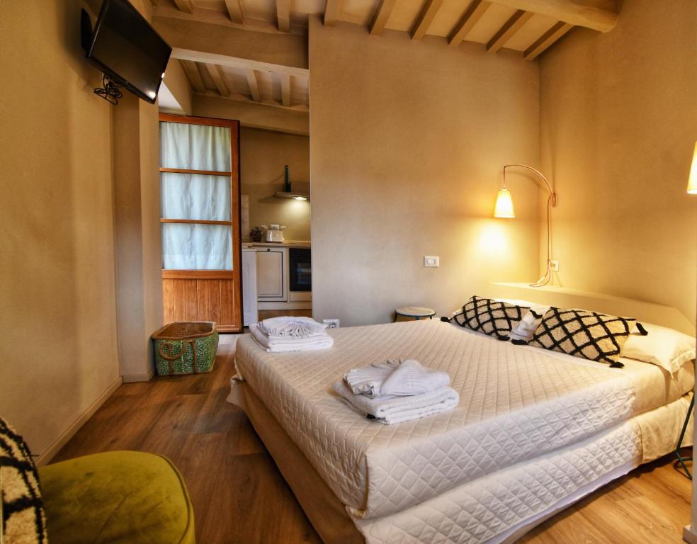 1 dormitorio con 1 cama grande y toallas. en Casa Eufemia Cozy Apartments, en Mugnano