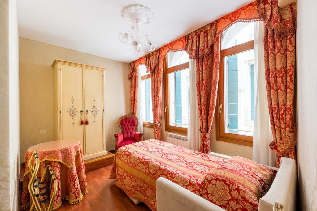 Un ou plusieurs lits dans un hébergement de l'établissement Locanda Al Leon