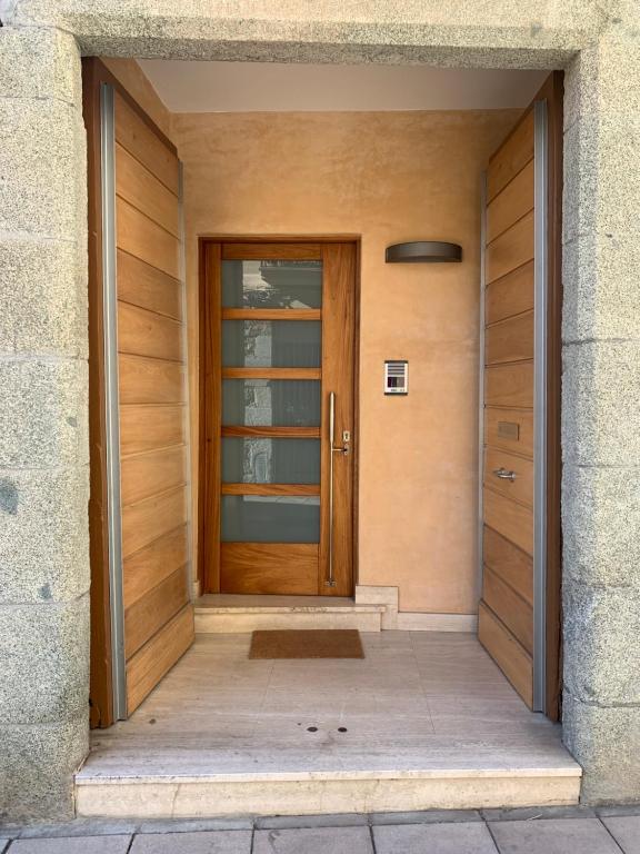 drewniane drzwi domu w obiekcie Chic apartment beach w mieście Mataró