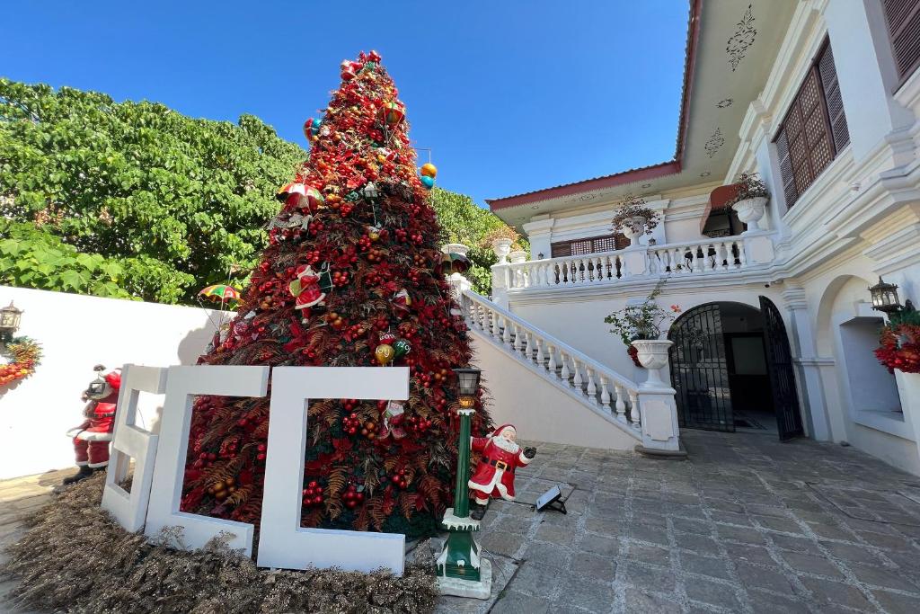 un arbre de Noël devant un bâtiment dans l'établissement NSCC Casa De Vigan, à Vigan