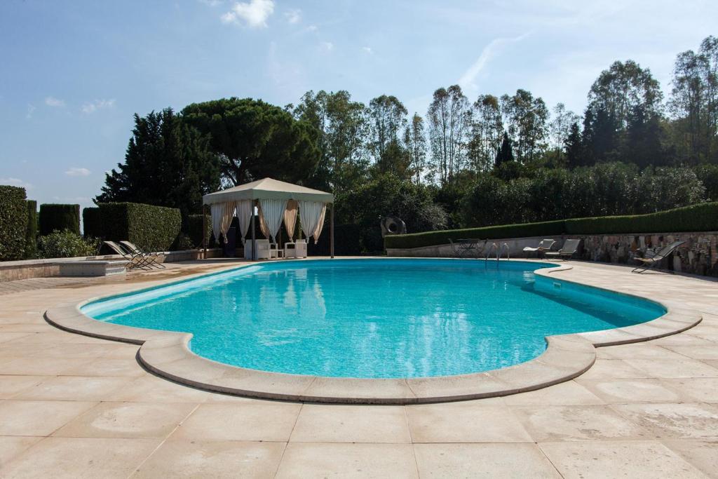 - une piscine dans une cour avec un kiosque dans l'établissement Villa Gaia with pool- Happy Rentals, à Galatina