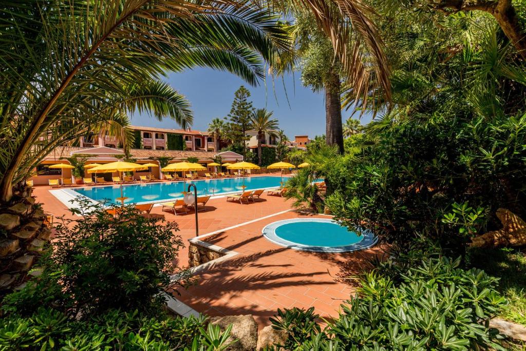 Bazén v ubytování Villaggio Cala Ginepro Resort & SPA nebo v jeho okolí