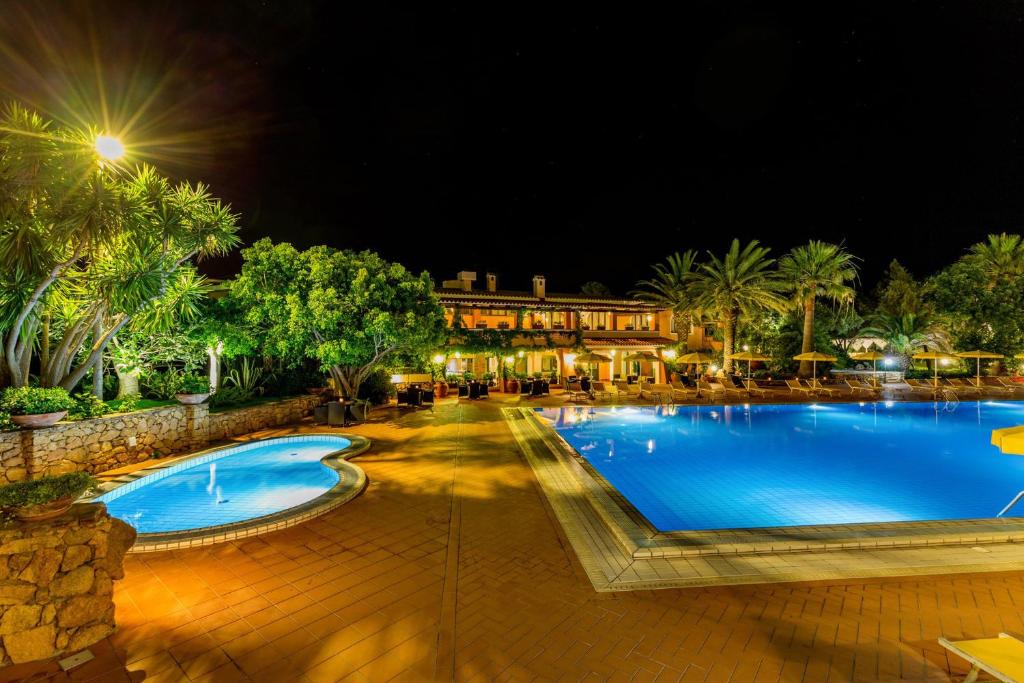 Bazén v ubytování Villaggio Cala Ginepro Resort & SPA nebo v jeho okolí